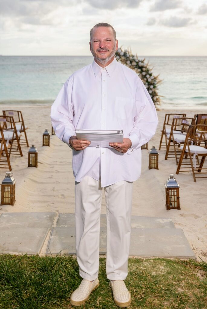 Aruba officiant Franklin on beach