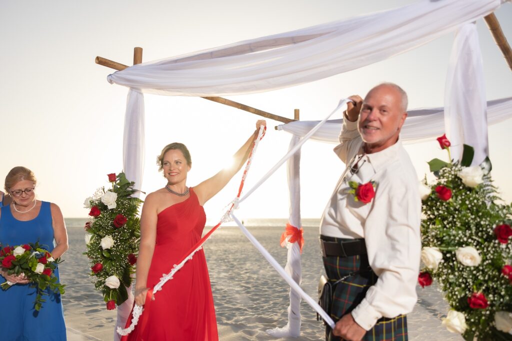 Rope ritual at Aruba ceremony with bride and groom