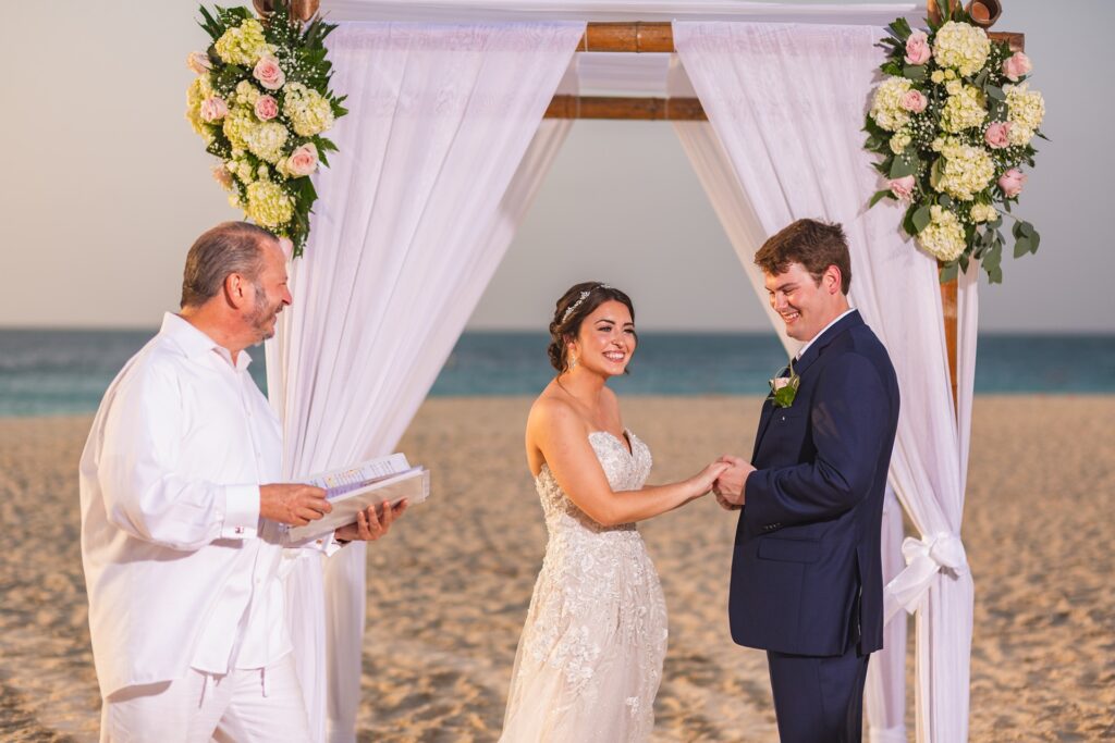 Aruba officiant saying vows for bride and groom